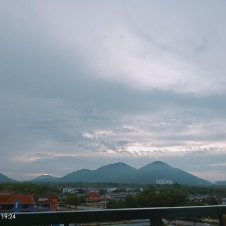 Homestay Triple Q Manjung セリ・マンジュン エクステリア 写真